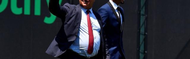 半岛体育官方网站-拉波尔塔：巴黎切尔西也想签莱万 感谢他降薪来投