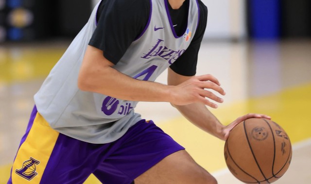 半岛体育官网-中国男篮遇劲敌！新西兰莫哈韦· 金场均18.5分，此前被湖人47号签选中