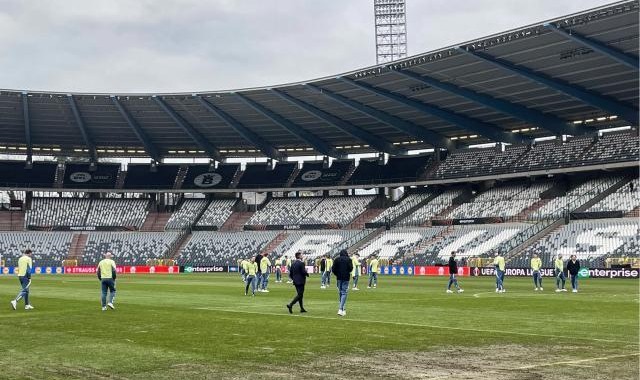 这也行？！比利时国家队主场靠吹叶机吹干积水