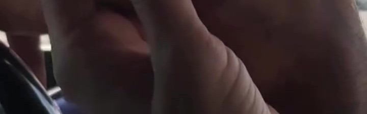 半岛体育官方网站-杰伦-格林与女友驾车出行十指紧扣 情侣同款美甲细节吸睛