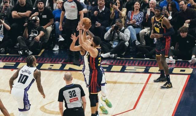 半岛体育官网-4000记只是又一开始 剑指5533 库里划下神的门槛